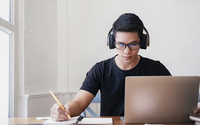 Távoktatás, online tanfolyam? Használt laptop, ami nem hagy cserben