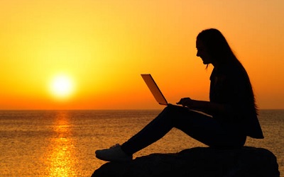 Használt laptop nyaraláshoz – a tökéletes társ a nyári kalandok alatt
