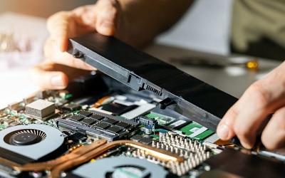 Az akkumulátor állapotának vizsgálata és felújítása régi laptopokban