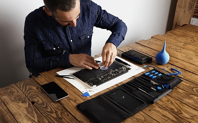 Nem kapcsol be a laptop – mit próbálj meg otthon, mielőtt szervizbe hozod?